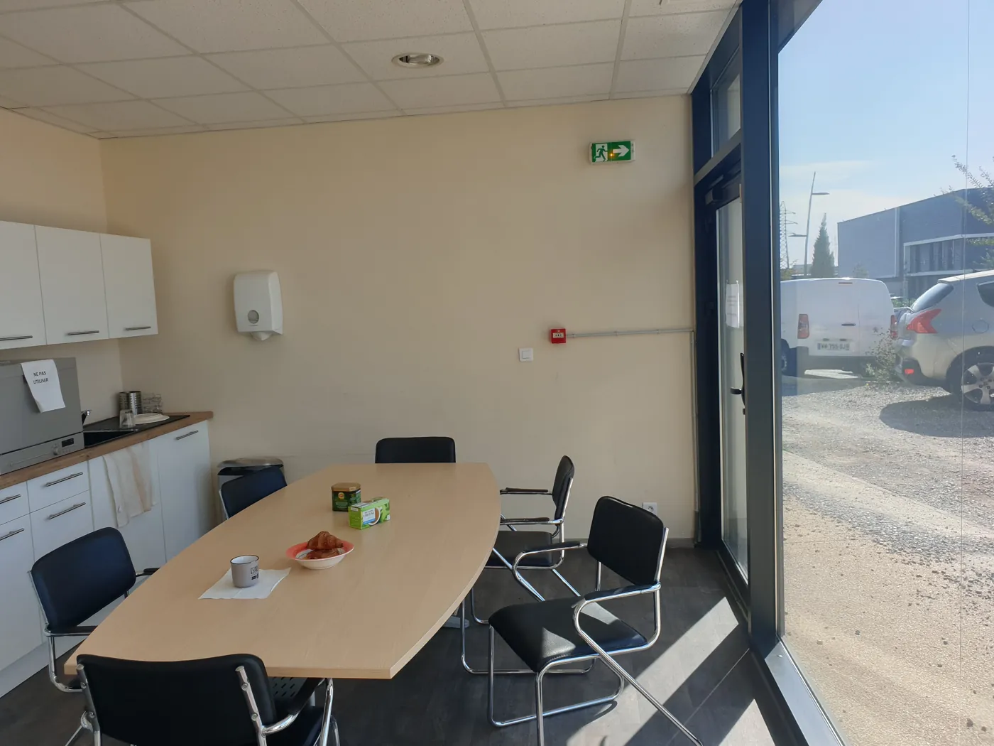 Coin cuisine et espace detente avec baie vitree, local Camargue 4 Montpellier