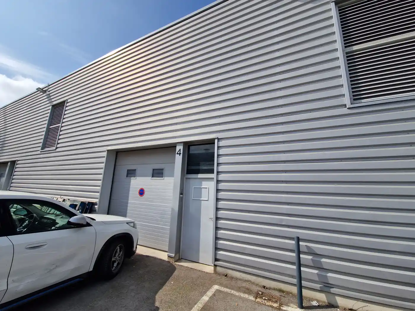 Facade du local Camargue 4 (lot 4), bardage gris, Garosud Montpellier