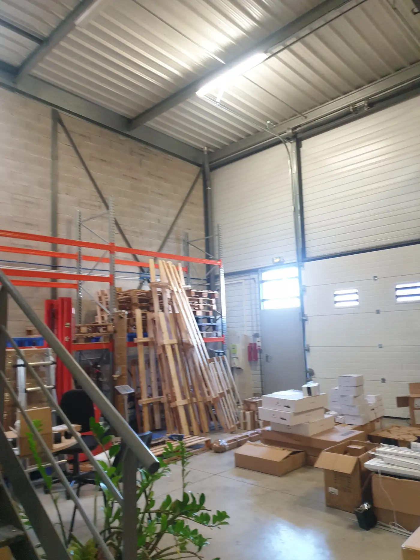 Local de grande hauteur avec porte sectionnelle, Camargue 4 Garosud Montpellier