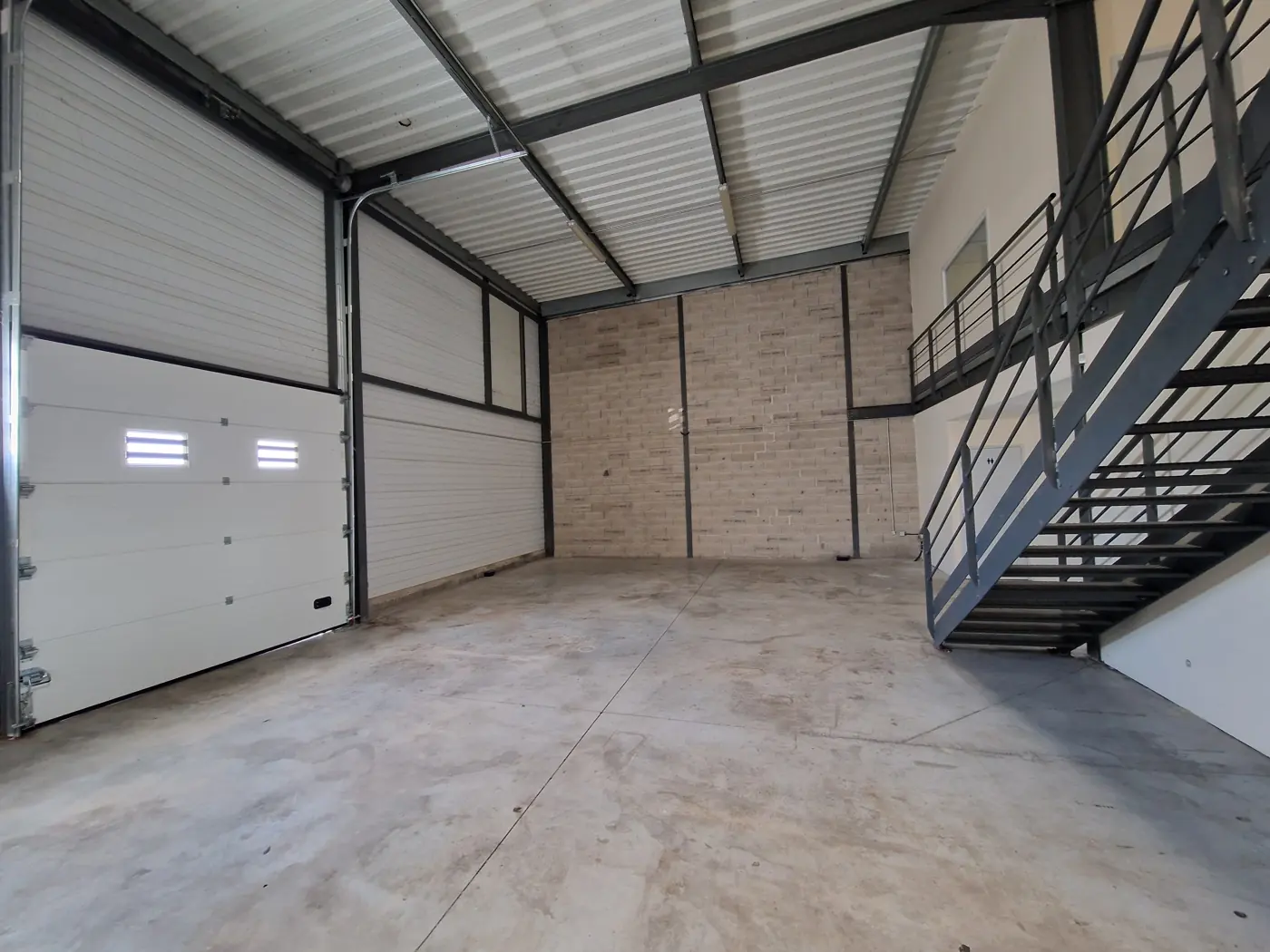 Local d'activit&eacute; Camargue 4 &agrave; louer &agrave; Garosud Montpellier, 250 m&sup2; avec porte sectionnelle
