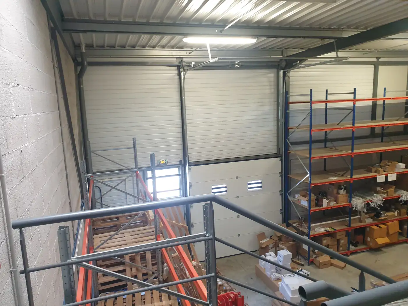 Mezzanine avec rayonnage de stockage, local Camargue 4 Montpellier