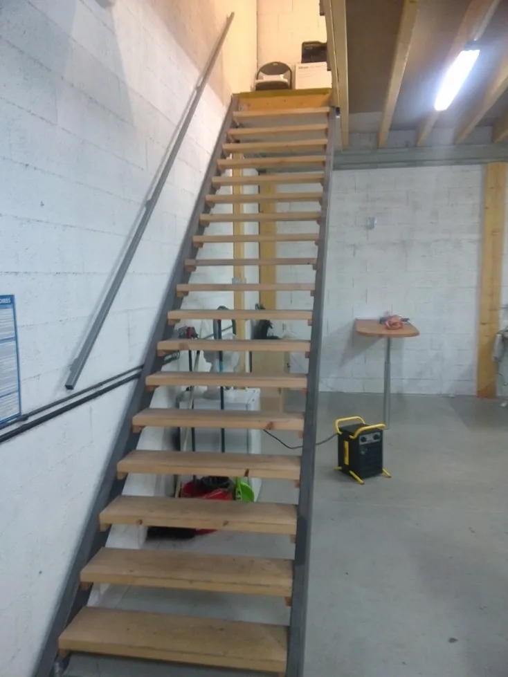 Escalier vers la mezzanine de stockage du local G1-68, Garosud Montpellier